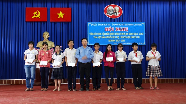 Tân Thanh trao quà cho học sinh nghèo vượt khó học giỏi tại đại phương